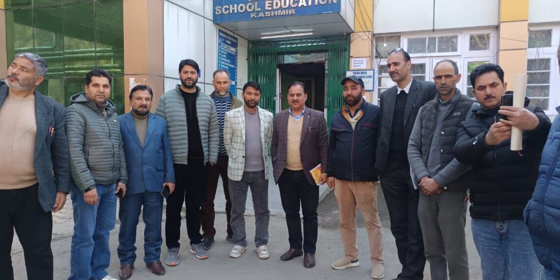 J&K Teachers Forum calls on DSEK Dr. G.N. Itoo, submits memorandum, declares war against corruption