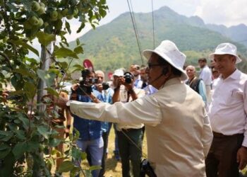 Shivraj Singh Chouhan Visits SKUAST-K Horticulture Gardens; Holds Stakeholder Meeting on Agriculture and Allied Sectors