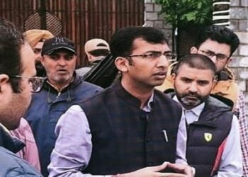Div Com Kashmir monitors Jhelum Water Levels amid looming flood threat