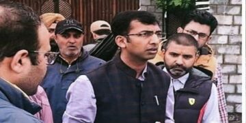 Div Com Kashmir monitors Jhelum Water Levels amid looming flood threat