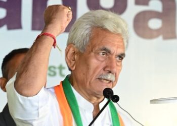 LG Sinha flags off Tiranga Yatra from Dal Lake in Srinagar