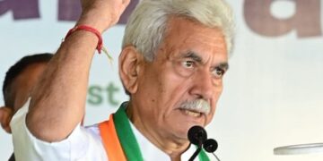 LG Sinha flags off Tiranga Yatra from Dal Lake in Srinagar