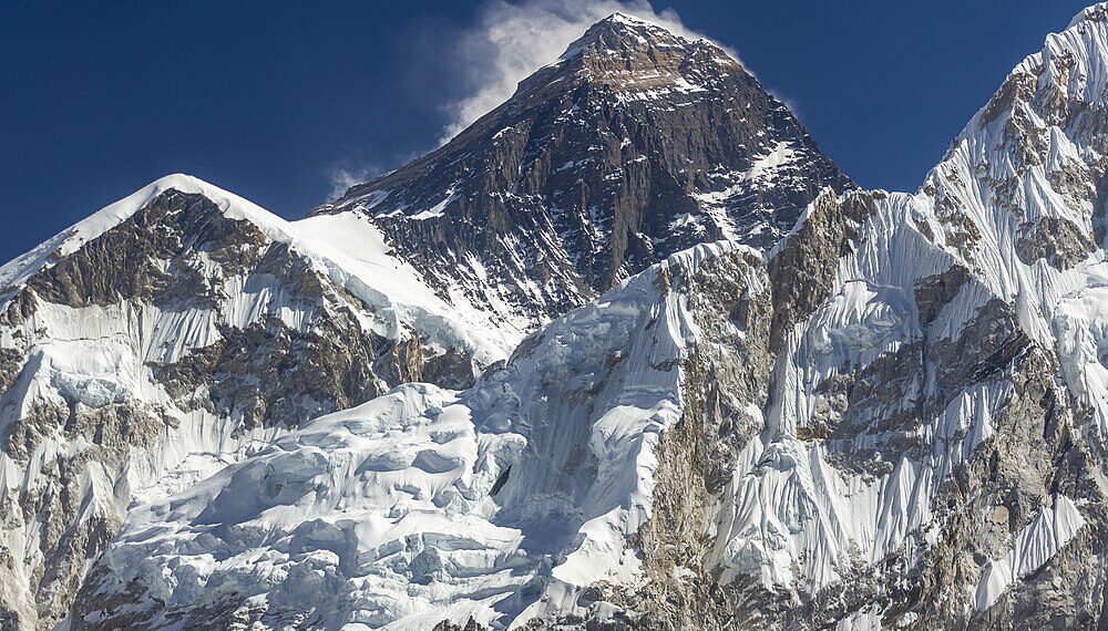 Rescue Efforts Intensify as Blizzard Traps Nearly 1,000 Near Mount Everest