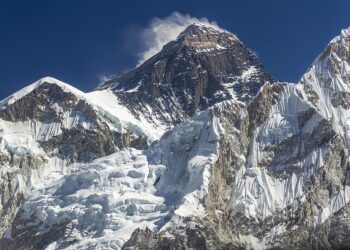 Rescue Efforts Intensify as Blizzard Traps Nearly 1,000 Near Mount Everest