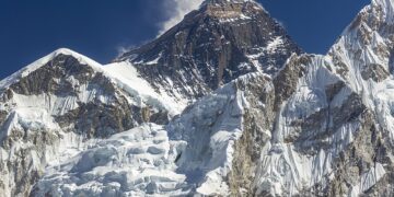 Rescue Efforts Intensify as Blizzard Traps Nearly 1,000 Near Mount Everest