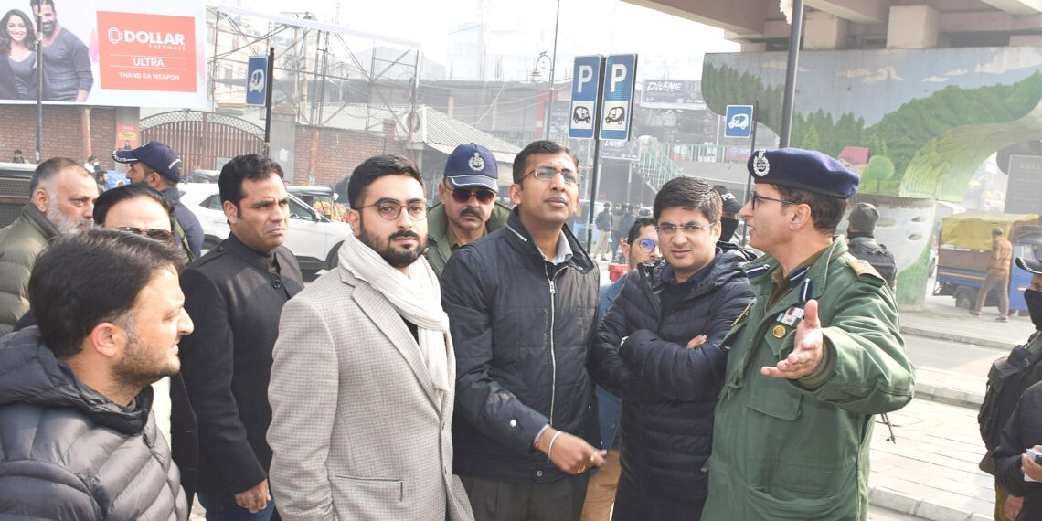 Div Com Kashmir reviews traffic decongestion plan for Srinagar City