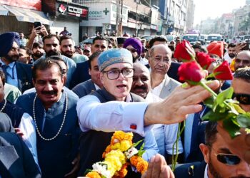 Jammu accords warm welcome to CM Omar Abdullah on arrival after Darbar Move