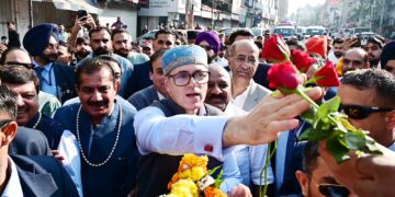 Jammu accords warm welcome to CM Omar Abdullah on arrival after Darbar Move