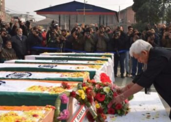 Nowgam Police Station blast: LG Sinha lays wreath to slain, visits injured