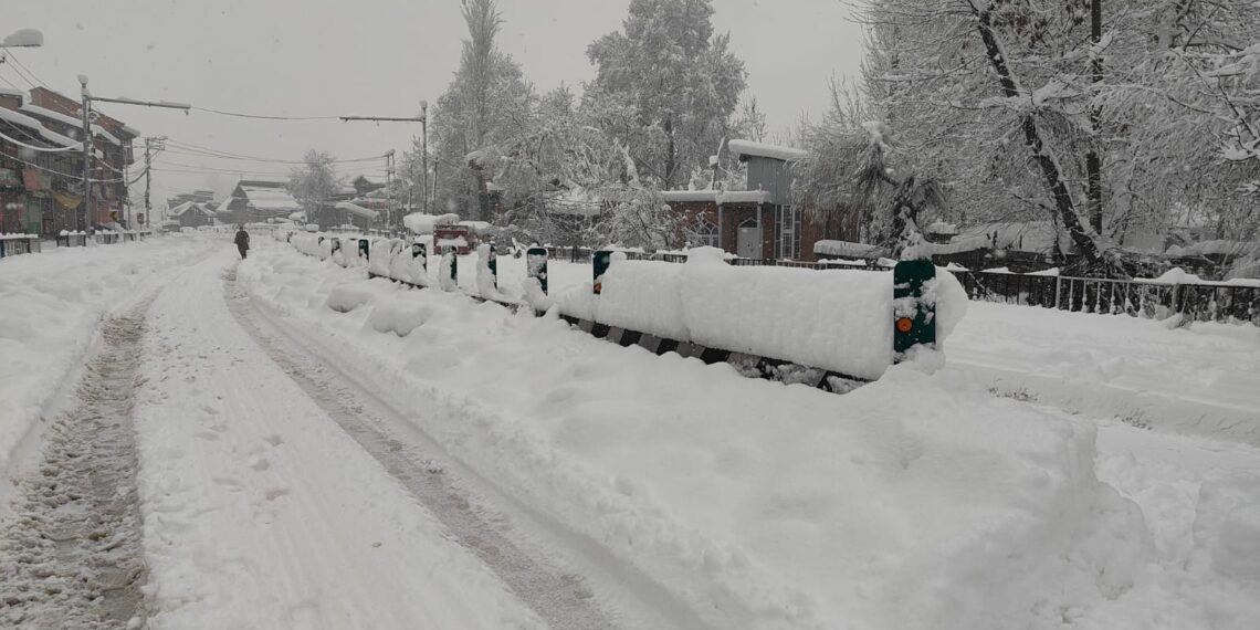 J&K admin alerts public ahead of heavy snowfall prediction