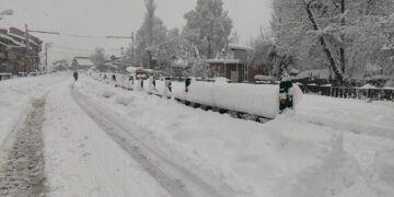 J&K admin alerts public ahead of heavy snowfall prediction