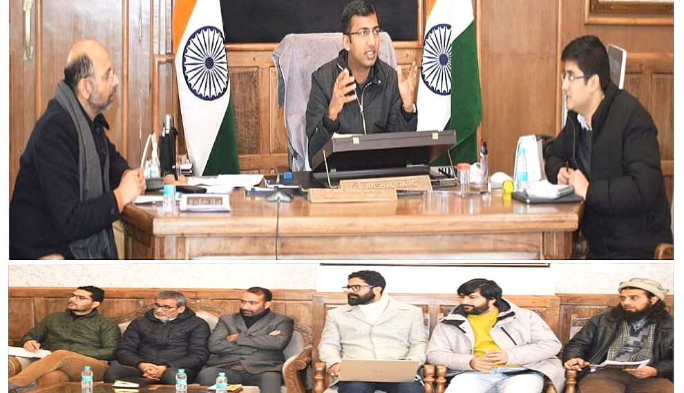 Div Com Kashmir takes review of Handicrafts & Handloom Department