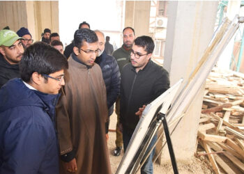 Div Com Kashmir Inspects Ongoing Works at SMC, SSCL Office Karanagar