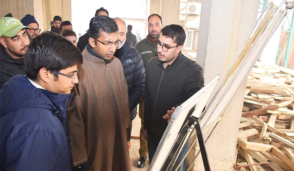 Div Com Kashmir Inspects Ongoing Works at SMC, SSCL Office Karanagar